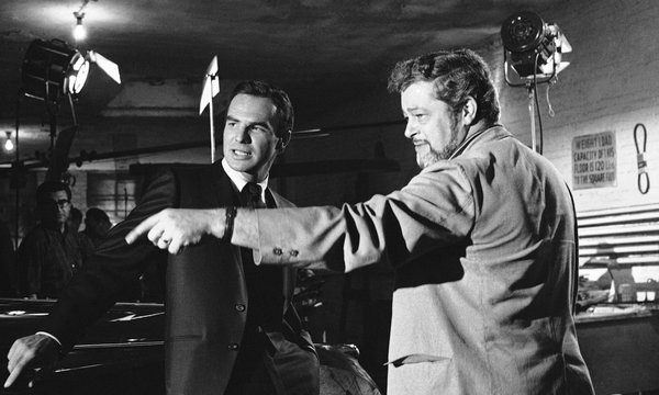Burt Reynolds et Paul Bogart sur le tournage d'un épisode de la série "Hawk, l'oiseau de nuit", en 1966