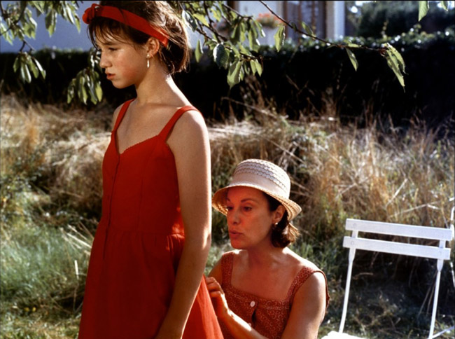 Charlotte Gainsbourg et Bernadette Lafont dans "L'Effrontée"