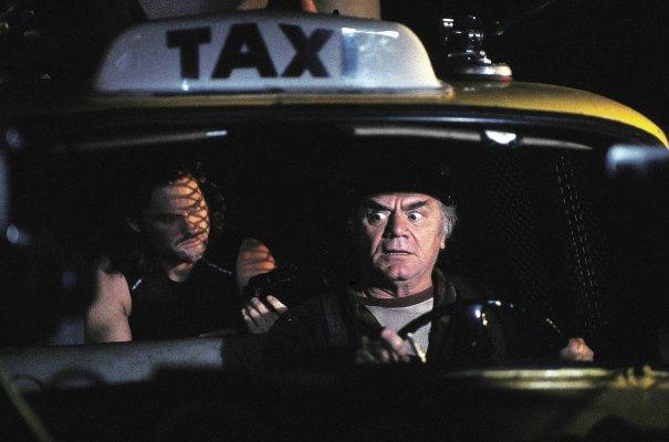 Ernest Borgnine conduisant Kurt Russell dans "New York 1997"