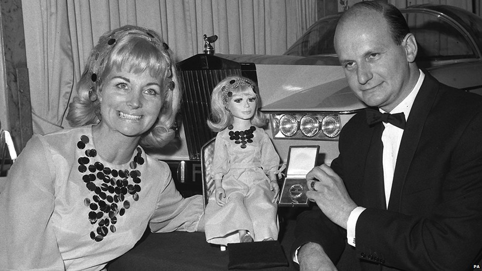Sylvia et Gerry Anderson entourant Lady Penelope