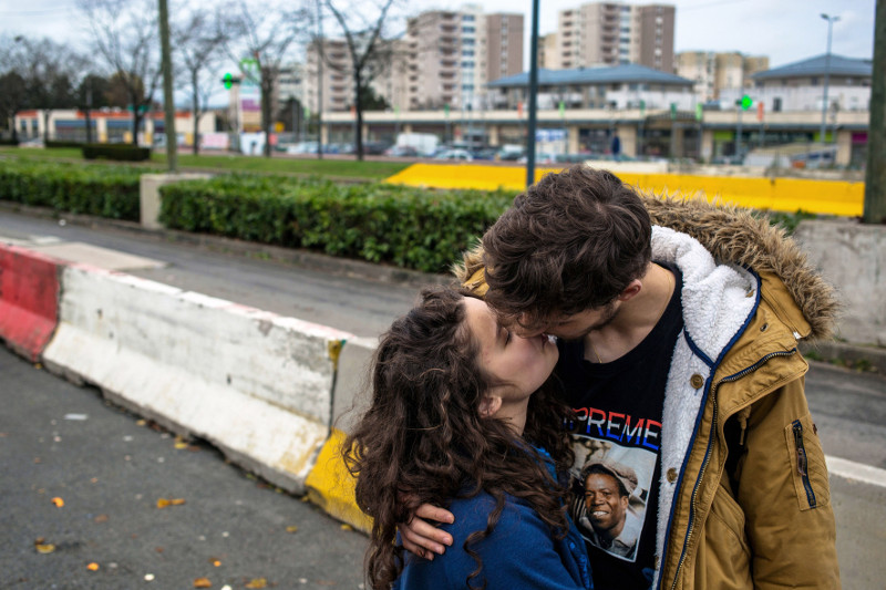 LAURE ET YOHANN DEVANT LE LYCÉE ROBERT DOISNEAU. -CORBEIL-ESSONNES, 2016 -©Patrice Terraz/Signatures