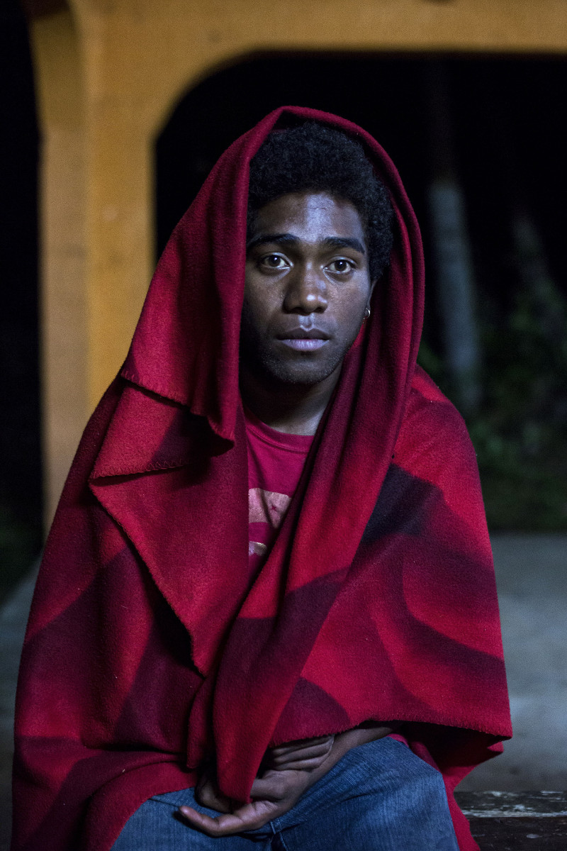 EDOUARD LE SOIR DU RÉVEILLON DU NOUVEL AN DANS LA TRIBU DE KEDEIGNE, ÎLE DE LIFOU, NOUVELLE CALÉDONIE. 2016 - ©Patrice Terraz/Signatures