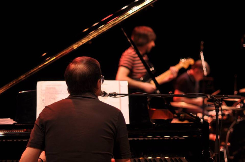 Bertrand Burgalat en concert avec AS Dragon, Festival Itinérances , Alès 2017 © Alix Fort