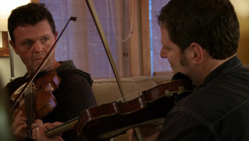 Duo de violoneux dans Jam en Matawinie (Matawinie, 2016, d'André Gladu)