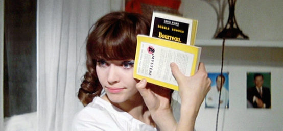 Prod DB © Rome Paris Films (Bela Prod) / DR UNE FEMME EST UNE FEMME de Jean-Luc Godard 1961 FRA avec Anna Karina livre de la serie noire