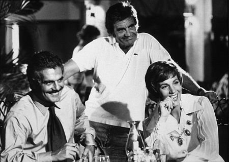 Omar Sharif, Blake Edwards et Julie Andrews sur le tournage de "Top secret"