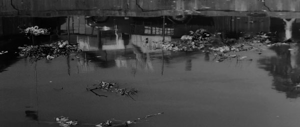Un cloaque dans "l'enfer" de Yokohama (avec le reflet du kidnappeur)