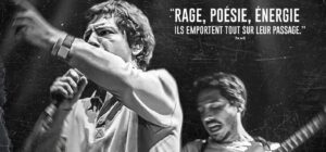 affiche du film "l'énergie positive des dieux" de Laetitia Moller (noir et blanc, deux musiciens chanteurs sur scène, titre en lettres jaunes)