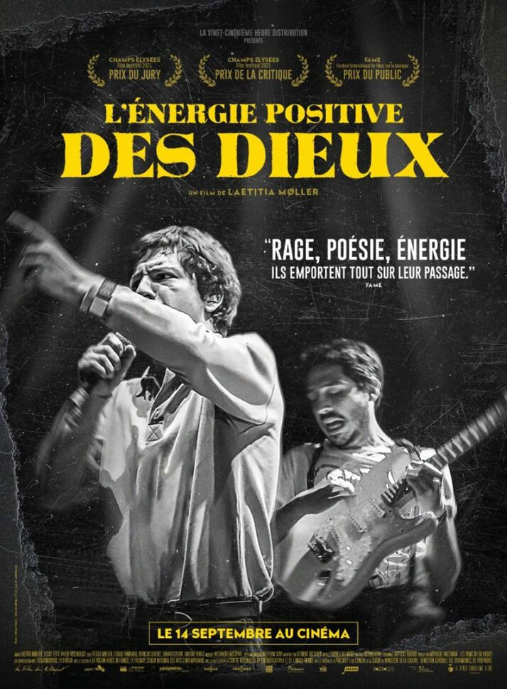 affiche du film "l'énergie positive des dieux" de Laetitia Moller (noir et blanc, deux musiciens chanteurs sur scène, titre en lettres jaunes)