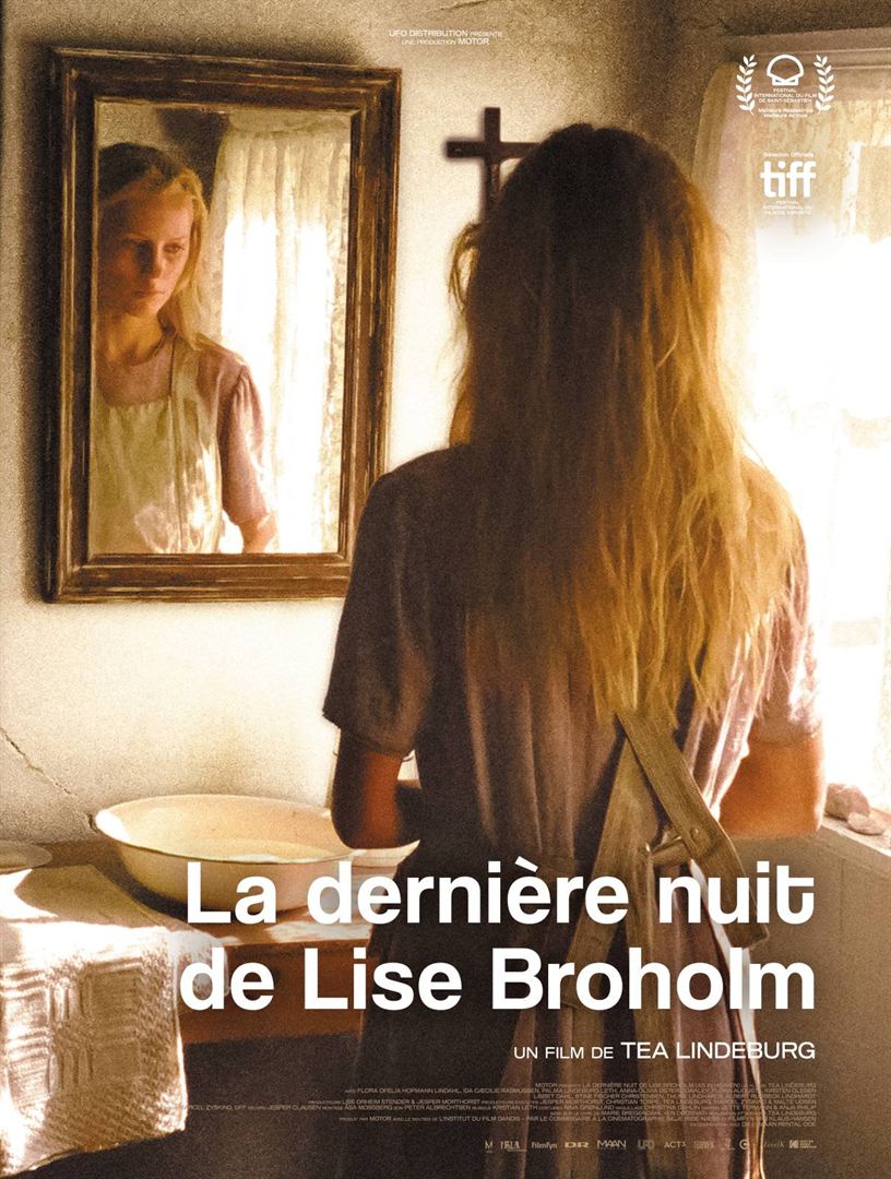 affiche du film La dernière nuit de Lise Broholm de Tea Lindeburg : une jeune femme aux longs cheveux blonds, de dos face à un miroir au-dessus d'un lavabo. Sur le mur à côté, une croix chrétienne.